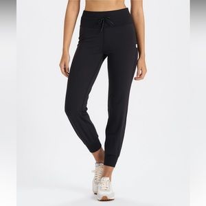 SOLD NWT Vuori Daily Jogger in Black